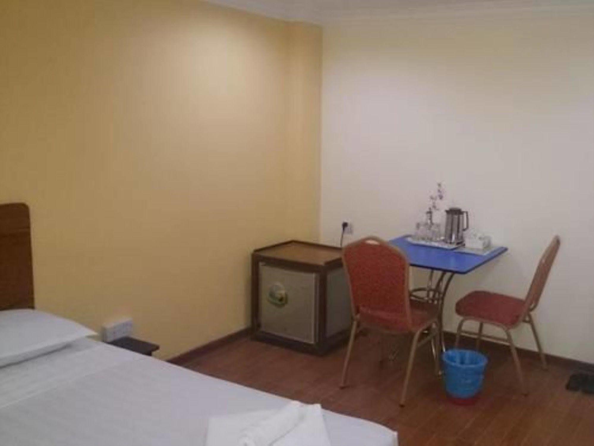 Silver Moon Hotel 양곤 외부 사진