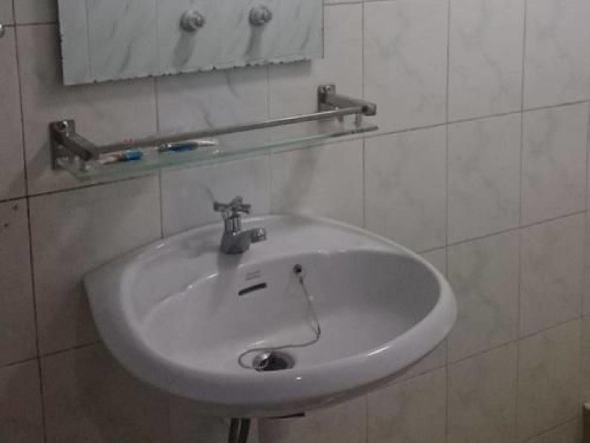 Silver Moon Hotel 양곤 외부 사진